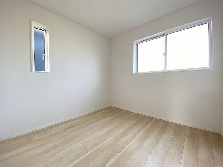 明るい洋室はお子様のお部屋としても良いですね!