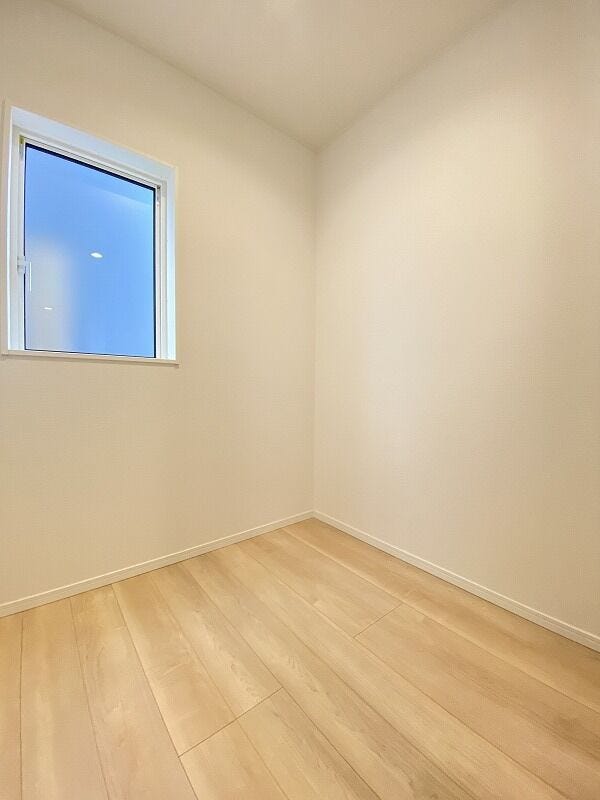 納戸があることで衣類や生活用品が片付き、いつでもスッキリ心地よい空間を保てます♪