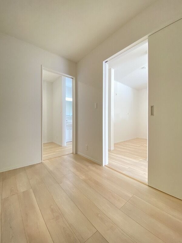 ファミリークロークがあることでお部屋をすっきり片付けられますね♪