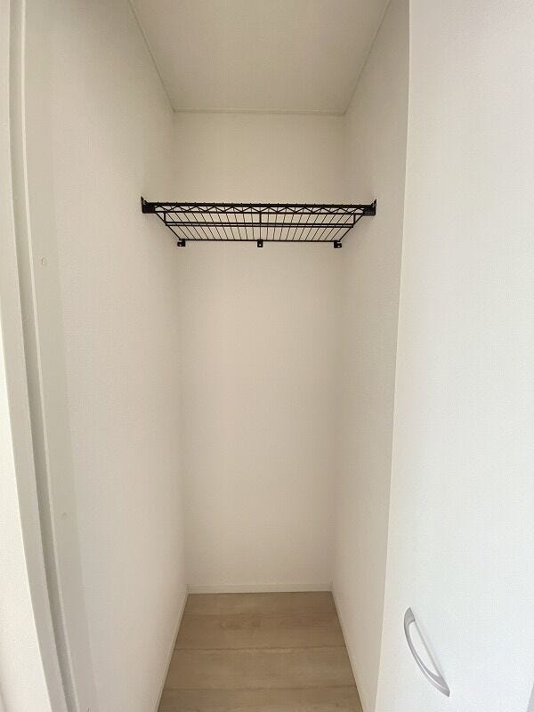 廊下にある収納スペースは、日用品の買い置きや、掃除道具を収納するのにとっても便利♪