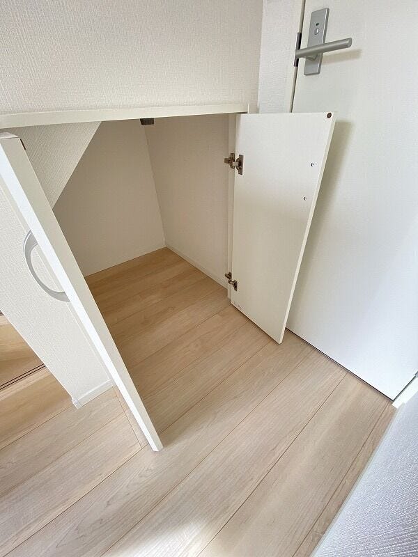階段下をうまく活用した収納スペース♪