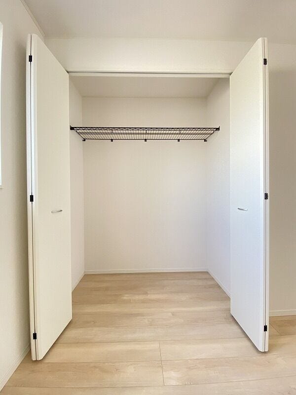 季節物の衣類や布団の収納に欠かせないクローゼット♪全居室に付いています!