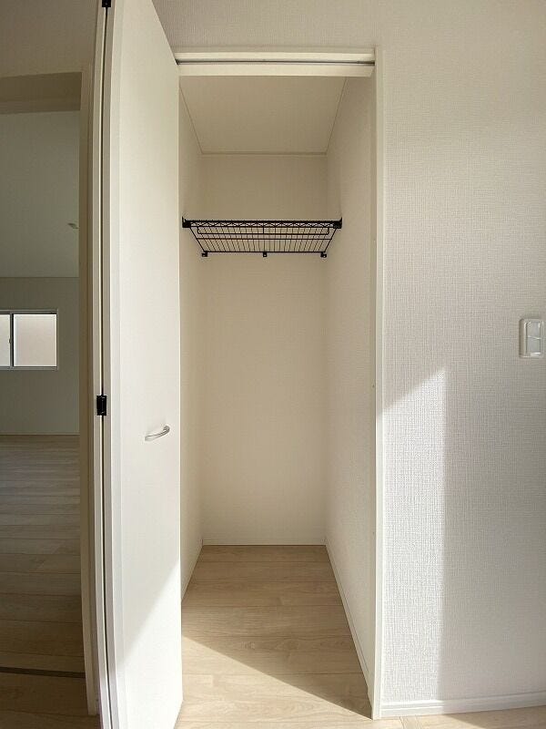 玄関近くの収納は外出時に必要なコートや帽子などを収納できて便利♪