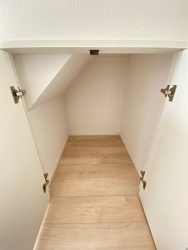 階段下をうまく活用した収納スペース♪