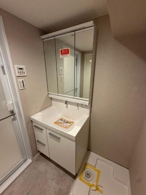 3面鏡仕様の洗面台。鏡の裏が収納になっていて小物がスッキリ片付きます。 忙しい朝に嬉しいシャワー付♪