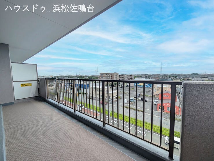 青空を仰ぐ6階南面バルコニー!高い建物が無く、眺望OK!陽当りOK!風通しOKです(^-^)♪遠くに新幹線も見えますよ!