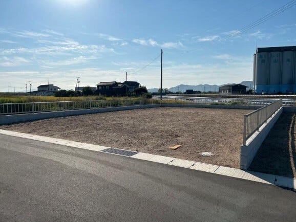 【外観】
広さ、陽当り、設備面、周辺環境などなど、実際に物件を見てみないと分からない魅力があります!まずはお気軽にご見学くださいませ♪ ☆不動産のことならハウスドゥ 岡山原尾島へ☆