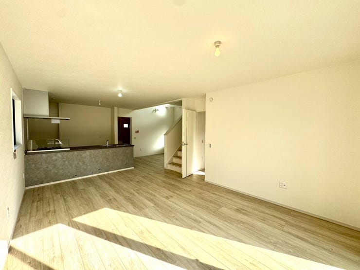 【Living】家族が集まりやすい場所で、くつろぎと会話が自然に生まれます。