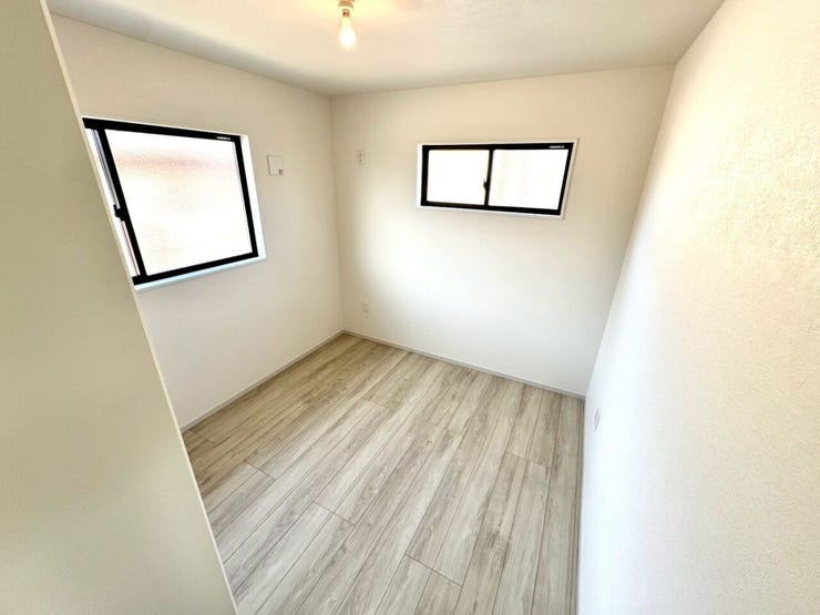 【Bedroom】明るく風通しの良い洋室。新築ならではの清潔感も魅力です。