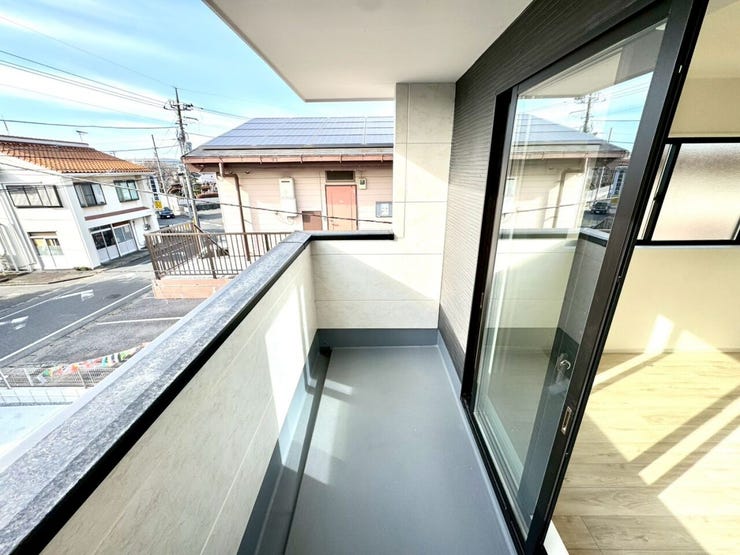 【Balcony】日当たりの良いバルコニーはお洗濯物がしっかり乾きやすく、毎日の家事にも重宝します。