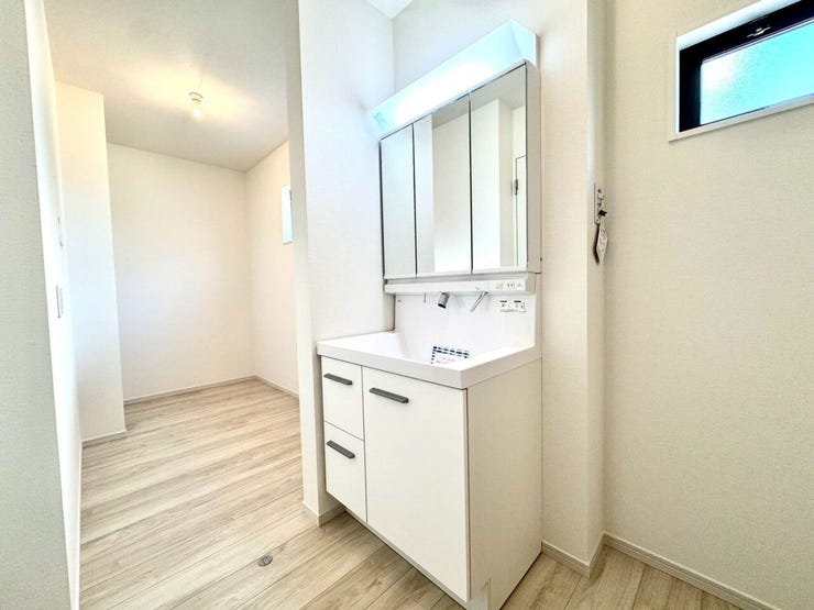 【Washroom】毎朝の準備がスムーズに。広めの洗面台と収納が使いやすい洗面所です。