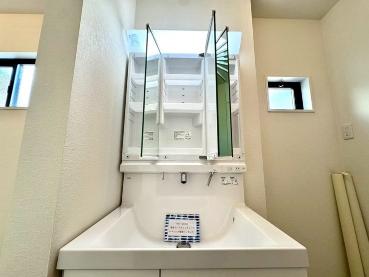 【Washroom】毎朝の準備がスムーズに。広めの洗面台と収納が使いやすい洗面所です。