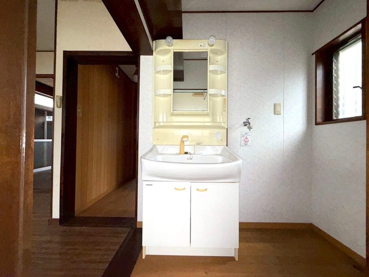 毎日使う場所だからいつもきれいにしておきたい場所。収納物が多い洗面化粧台だからこそ、出し入れしやすく使いやすいスッキリ保てる豊富な収納スペースを確保。