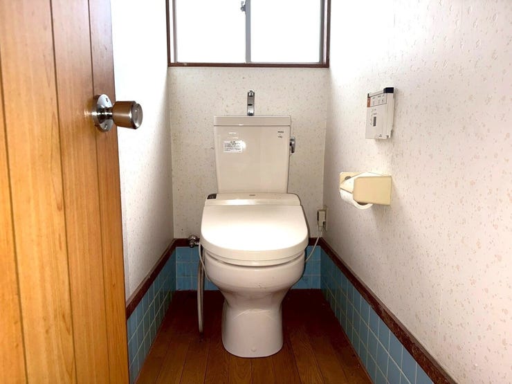 明るくて清潔感のあるトイレスペース♪洗浄便座付トイレ!広々した空間で気持ちよく過ごせます。