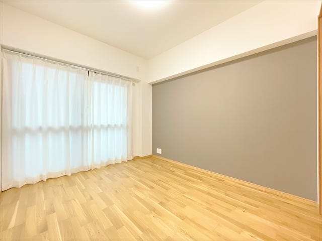 アクセントクロスで、
お部屋に落着き感のある大人の空間を演出。
外からの採光を取り入れることが出来るデザイン性の高い空間です。