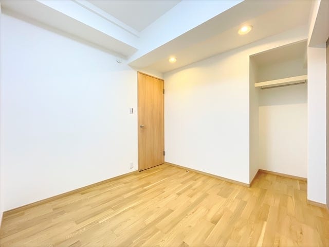 壁が白いのでプロジェクターを設置して映画やYouTubeなど楽しめます♪
部屋がおしゃれなシアタールームのように変身◎