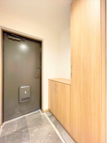 玄関には収納棚が設置されています。
家族全員分の靴など片付けておけるので
スッキリとした空間を保てます◎