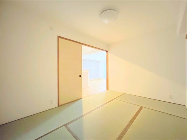 柔らかであたたかな感触の畳は
ほどよく湿気を吸ってくれるので、直接肌に触れても快適です。
お昼寝の場所にも最適です。