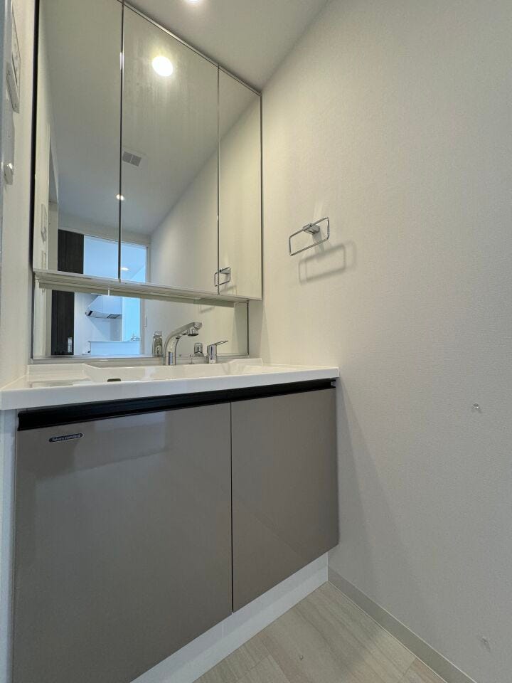 洗面からお化粧まで!忙しい朝の準備にぴったりな洗髪洗面化粧台付き。