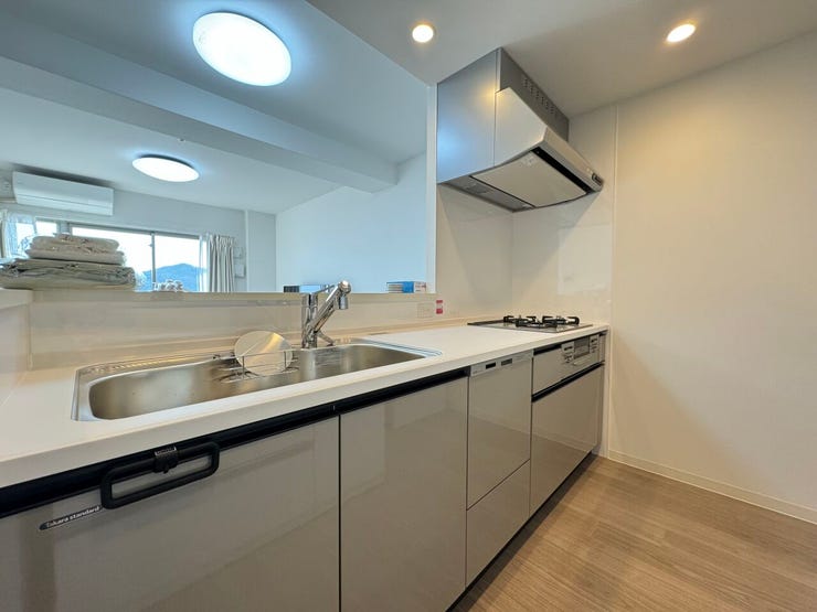 家族との会話が弾む対面式キッチン。人気の食器洗い乾燥機付きです。