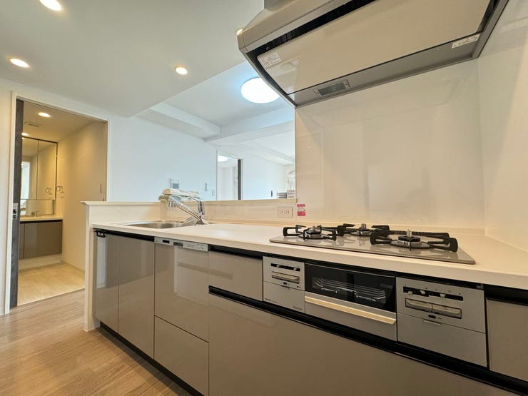 広々キッチンではお子さんと一緒にお料理もできます。ダイニングに面した対面式キッチンでは、できたてのお料理がすぐテーブルに出せますね。