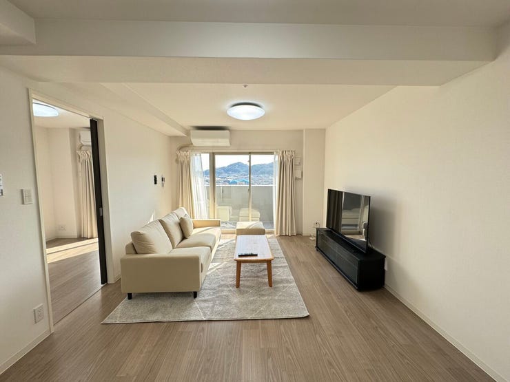 ナチュラルな木目調の床から木のぬくもりを感じられる広々としたリビングルーム。ワイドなテラスに面した明るいLDKです。