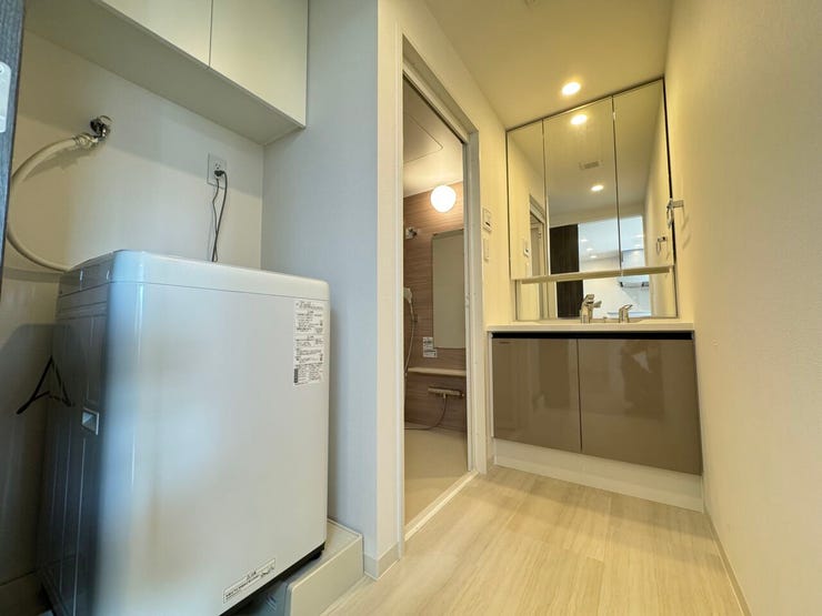 洗面からお化粧まで!忙しい朝の準備にぴったりな洗髪洗面化粧台付き。洗濯機もそのままお引渡し可能です。