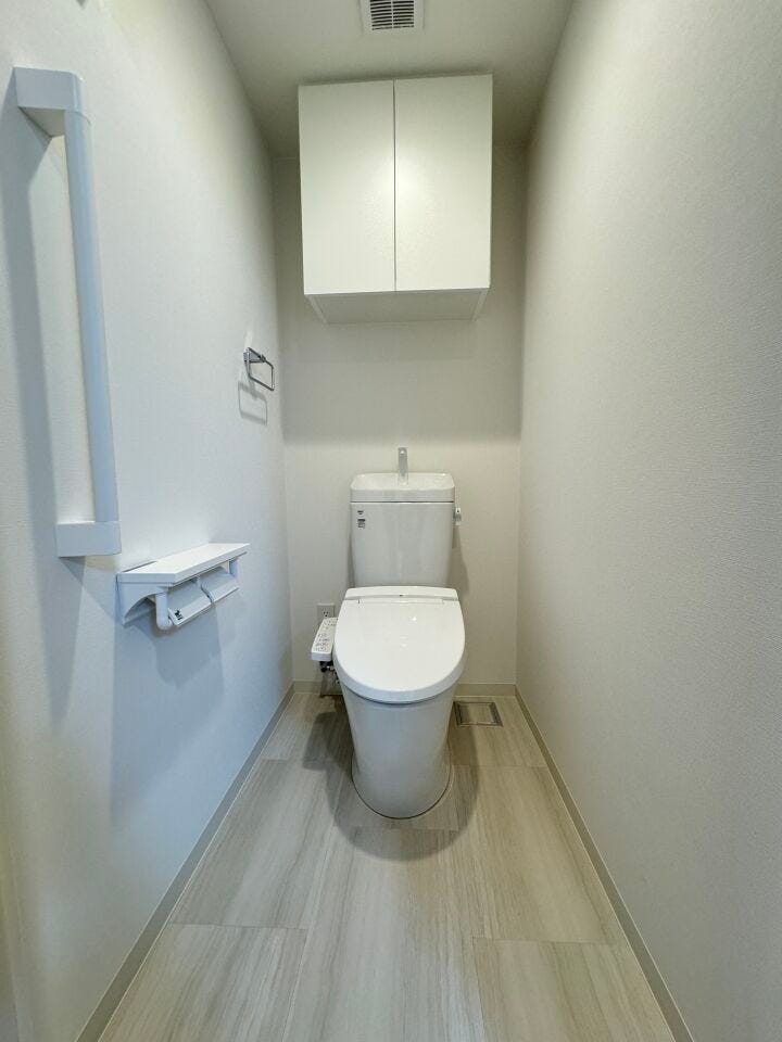 トイレには快適な温水洗浄便座付き。寒い日はほっとします。