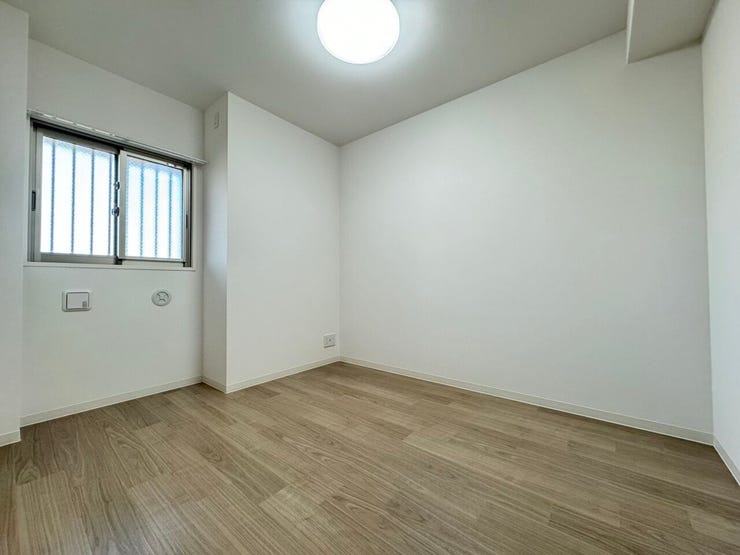 角に配した個室感ある洋室です。