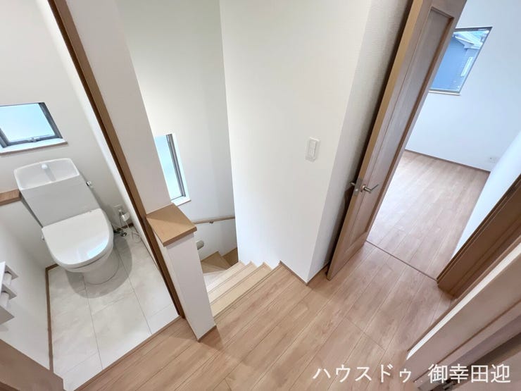 ■□■暮らしを繋ぐ、明るい動線■□■採光窓から光が差し込み、足元を優しく照らす。安全で快適な、家族の生活を支える縦の繋がりです。