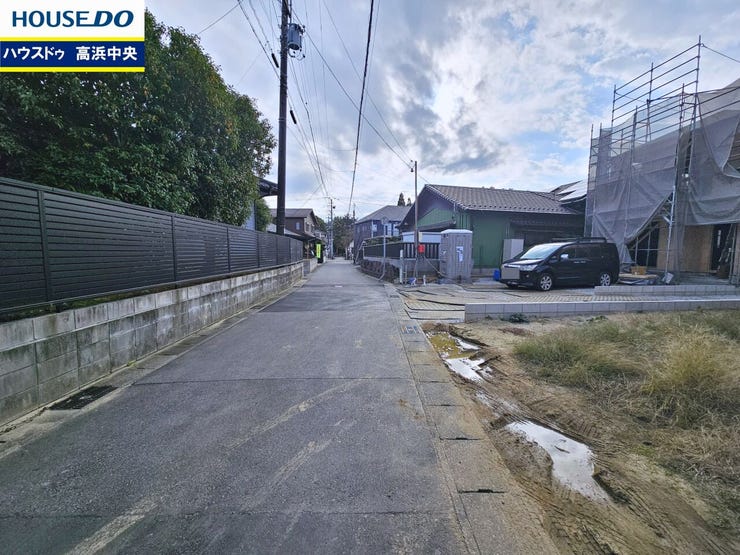 間口・前面道路ともに十分な幅があり駐車も楽々♪駐車スペースも大きく、いつ友人・親戚・来客が来ても決して油断しないハイスペックな邸宅。