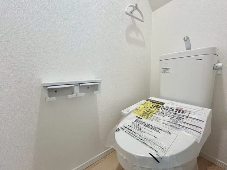 シンプルながらも機能的!使いやすさにこだわった設計です!ペーパーホルダー付きの収納棚が便利!小物置き場にも!