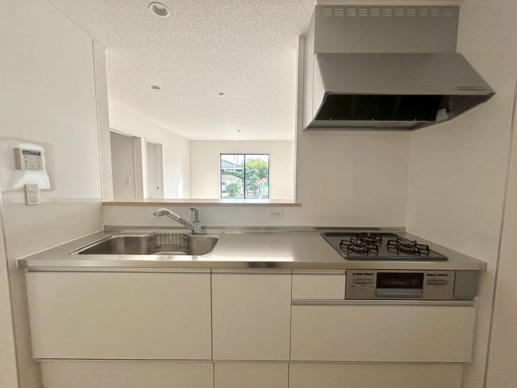 白を基調とした清潔感あふれるシステムキッチン!