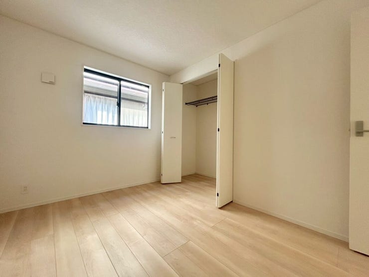 新築ならではの綺麗な空間で、新生活をスタート!
窓の外の明るい日差しが、お部屋に元気をもたらします!