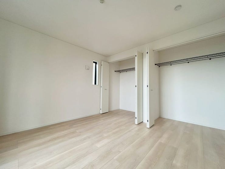 木目調の床が心地よい空間。ベッドルームにもぴったりです!
ハンガーパイプがあるから、洋服を掛けたまま収納できます!