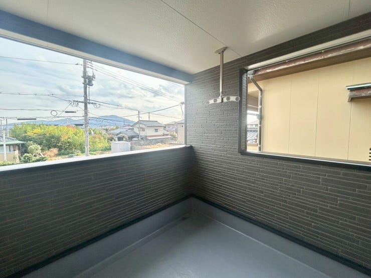 バルコニーからの見晴らしが良いです。周囲の街並みを望むバルコニー。落ち着いた住環境です!