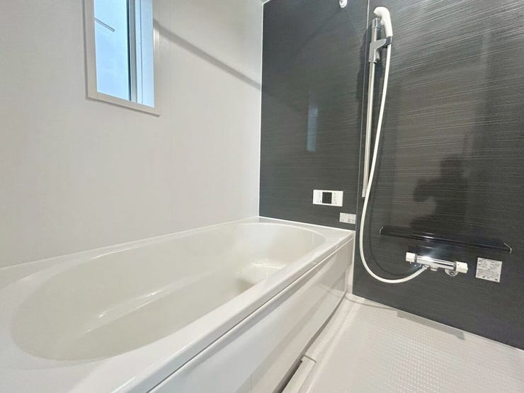 白と黒のコントラストが美しい浴室。毎日の入浴が楽しみに!