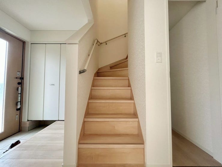 玄関上がってすぐに二階に繋がる階段があります。