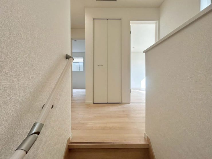 階段をあがれば即収納があります。