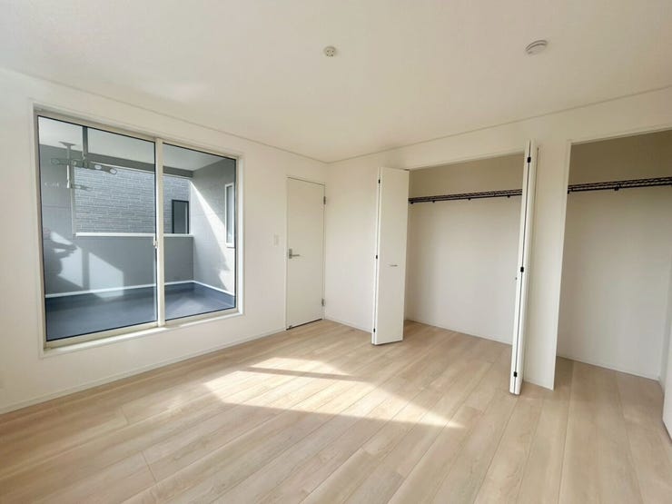 クローゼットが二個、バルコニーに通じる窓が特徴的な洋室です。