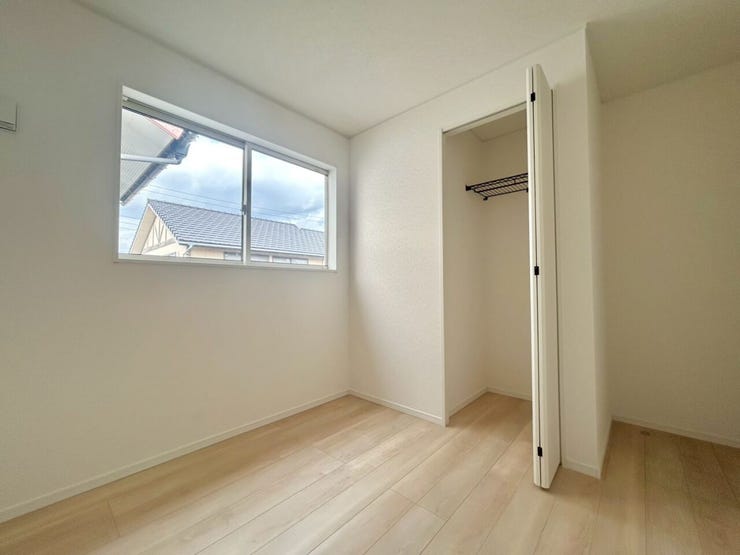 ハンガーパイプがあるから、洋服を掛けたまま収納できます!