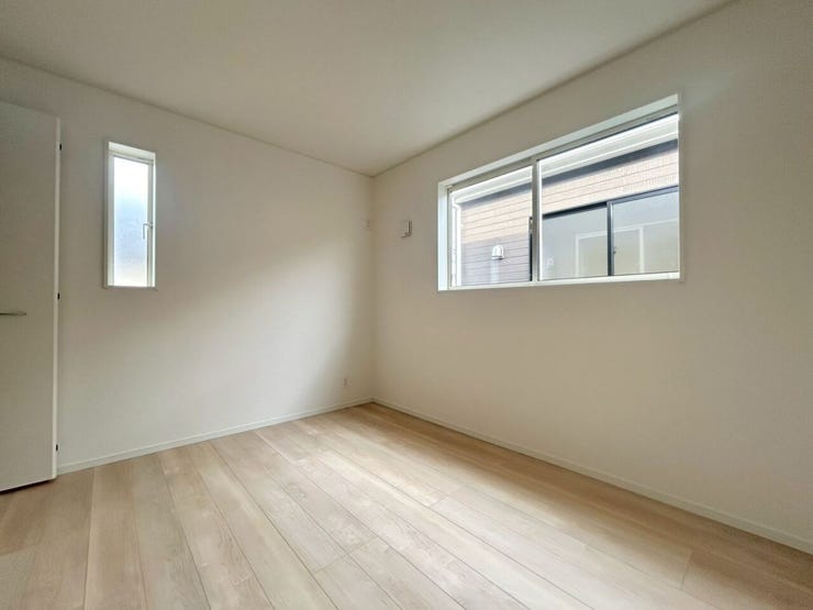 白が基調の洋室です!