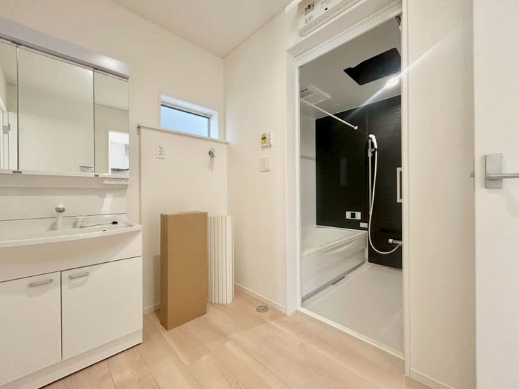 洗濯機を置いてもちょうどいい広さ。三面鏡で収納力もあり、朝の身支度もスムーズにできます。