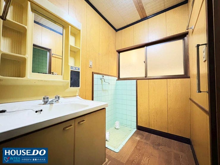 【収納力たっりの独立洗面台】
大きな鏡と便利な収納棚が備わった洗面スペース!歯ブラシや化粧品もスッキリ片付き忙しい朝もご家族で快適に使えますね◎レトロな雰囲気もどこか落ち着く、温かみのある空間です!