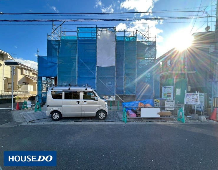 【外観】
6mの公道は駐車もしやすく、並列3台可能な物件も珍しいです♪
駐車のしやすさも、重視したいポイントですよね♪