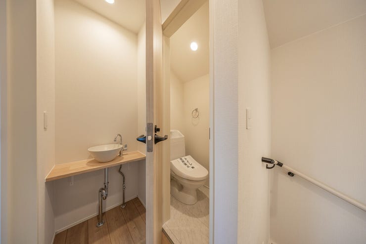 写真:4号棟
各階シャワートイレ♪
2Fにも手洗い設備完備♪