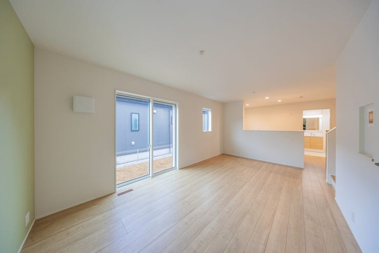 写真:4号棟
広々明るい16.7帖リビング☆防犯シャッター標準装備♪