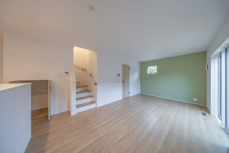 写真:4号棟
広々明るい16.7帖リビング☆南向き、窓が3箇所あり採光豊か♪