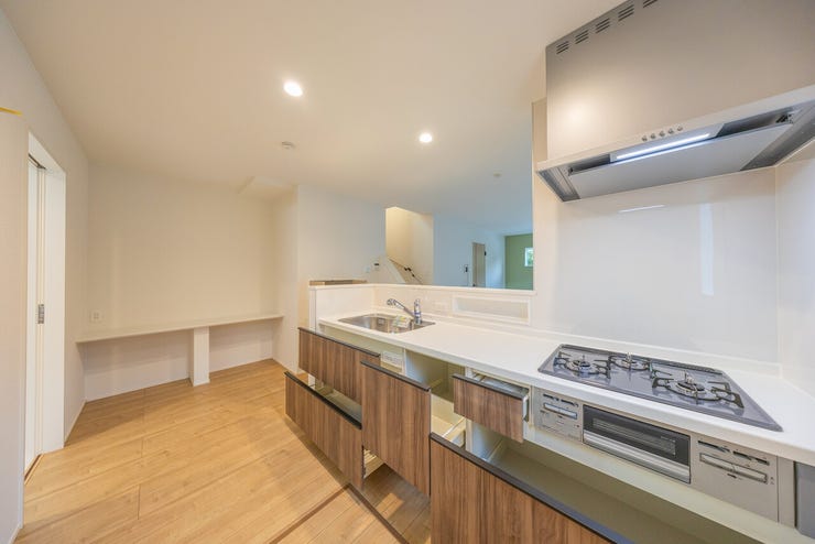 写真:4号棟
収納たっぷり、お手入れも楽々なシステムオープンキッチン♪
便利なカウンタースペース設けました♪