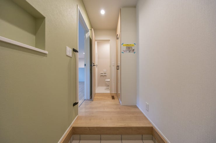 写真:4号棟
広々玄関☆ミラー付きシューズボックス付き♪